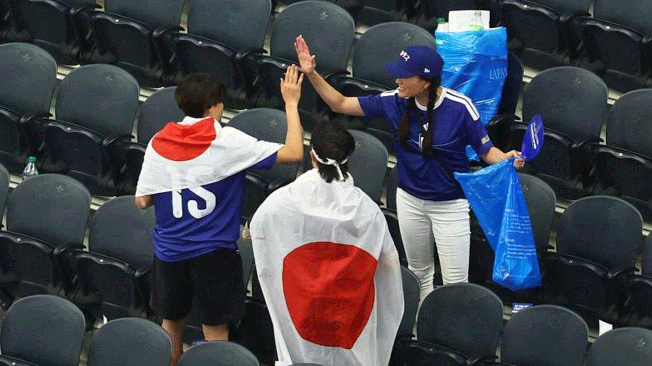 Japón vuelve a dar el ejemplo: hinchas limpiaron las tribunas tras el empate ante Países Bajos